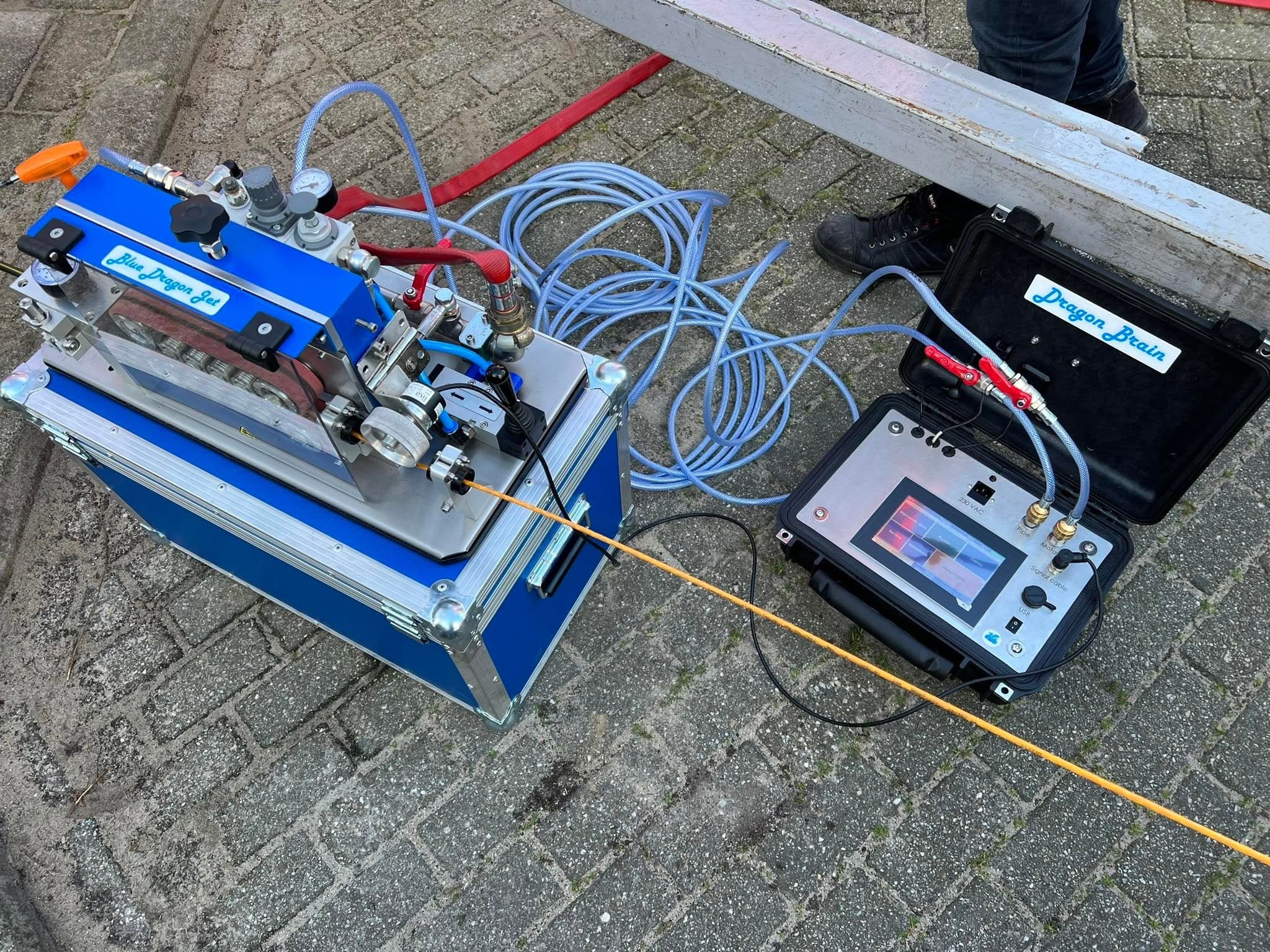 Wdmuchiwarka Blue Dragon Jet i sterownik Dragon Brain podczas prac instalacyjnych
